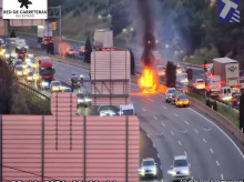 espana/cataluna/20261023/vehiculo-incendiado-corta-tres-carriles-ap7-sant-cugat-barcelona-sentido-gerona_472954