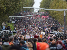 internacional/20261024/francia-mantiene-calma-durante-manifestaciones-paris-esta-blindada-multitud-afueras_473448