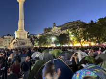 internacional/20261025/acampadas-lisboa-oporto-continuan-desafian-avisos-desalojo-policia_473516