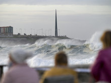 espana/galicia/20261025/cadena-humana-salva-mujer-arrastrada-mar-playa-riazor-coruna_473651