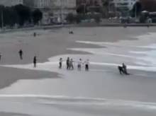 espana/galicia/20261025/cadena-humana-salva-mujer-arrastrada-mar-playa-riazor-coruna_473651