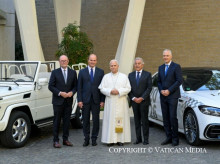 religion/vaticano/20261028/leon-xiv-ensalza-papamovil-como-instrumento-encuentro-recibir-cupula-mercedesbenz_474699