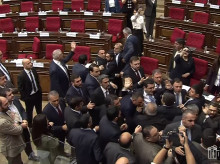 internacional/20261029/disculpas-exigidas-desatan-pelea-entre-diputados-congreso-armenia_475324