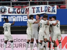 deportes/futbol/la-liga/20261031/aficionado-almeria-cae-grada-visitante-celebrar-gol-tiene-llevado-hospital_475994