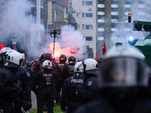 internacional/20261031/policia-alemana-dispersa-canones-agua-manifestaciones-jovenes_476032