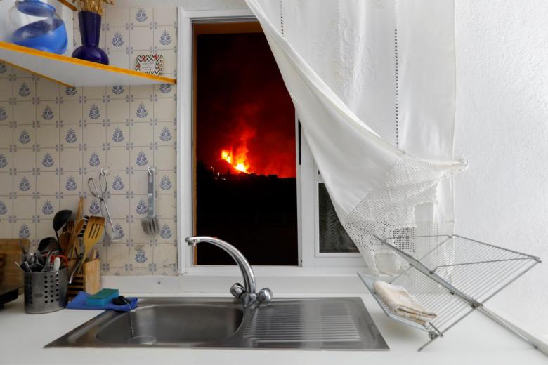 La lava se ve desde la ventana de una casa del Paso en La Palma