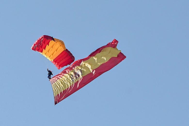 Un paracaidista de la Patrulla Acrobática de Paracaidismo del Ejército del Aire (PAPEA) salta sobre la plaza de Lima