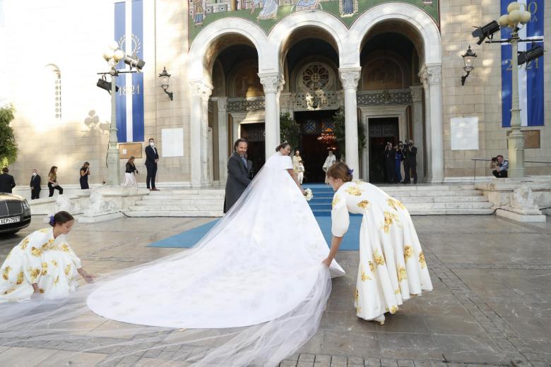 Nina Flohr a la llegada a su boda con el Príncipe Philippos de Grecia