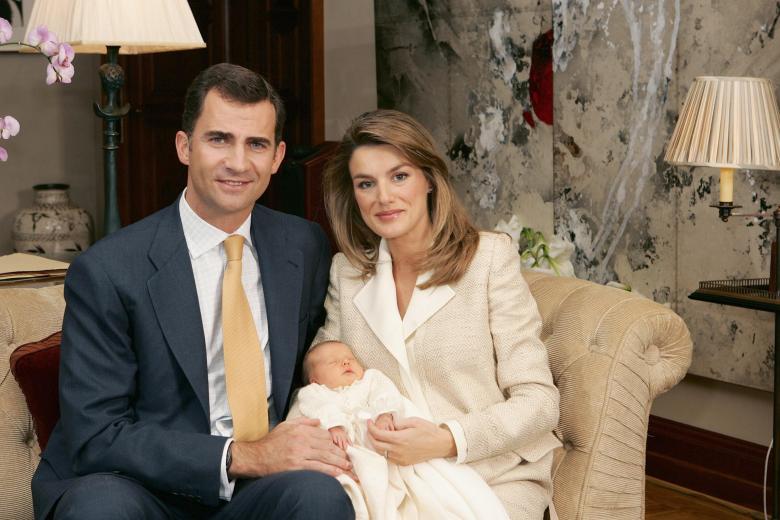 PRINCIPE FELIPE INFANTA LEONOR PRINCESA LETIZIA ORTIZ EN POSADO FOTOS OFICIALES EN PALACIO DE LA ZARZUELA *** Local Caption *** Crown Prince Felipe and his wife Princess Letizia hold their new born baby Princess Leonor in the Zarzuela Palace in Madrid. Leonor was born on Oct. 31, becoming immediately second in line to the throne of Spain after her father Prince Felipe