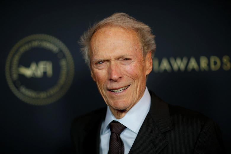 Clint Eastwood (91 años)
Llegamos al gran Clint Eastwood y los 91 años con los que recientemente ha dirigido y protagonizado Cry Macho, así que el esfuerzo es doble en su caso. Por suerte para los que amamos su cine, Clint Eastwood no sabe –no quiere saber– cómo conjugar el verbo jubilarse
