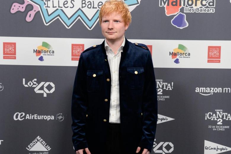 Ed Sheeran con un look sencillo e impecable