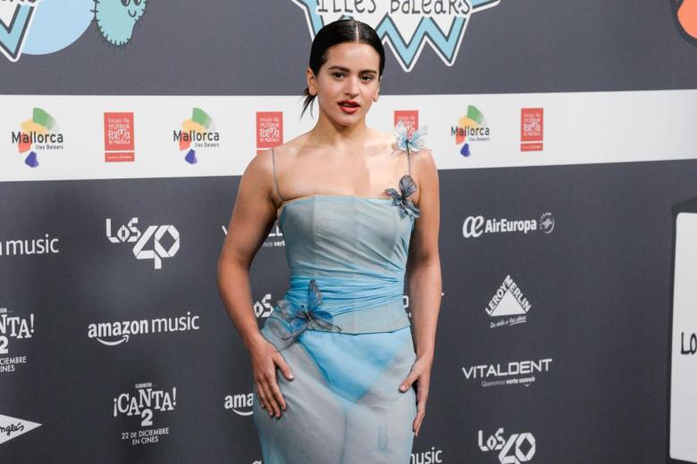 Rosalía con un vestido azul semitransparente, cubierto de mariposas de Dolce & Gabbana.