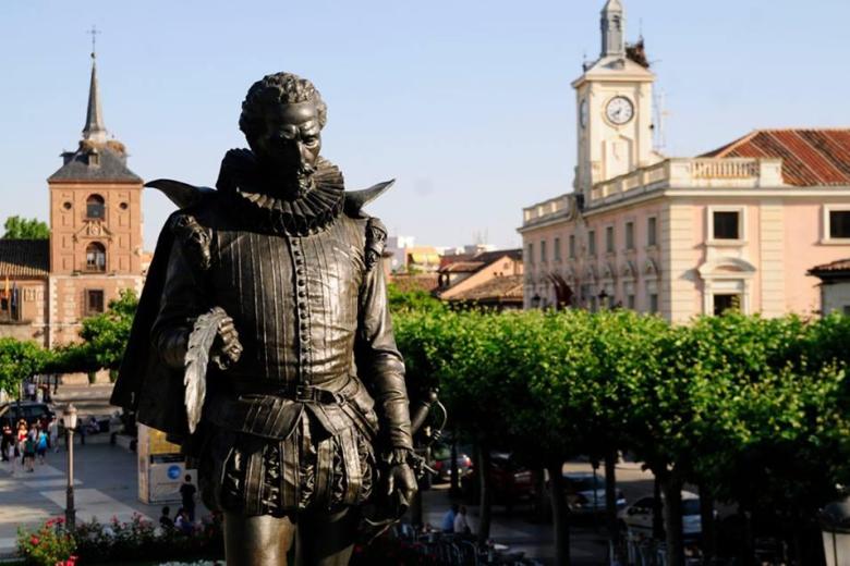 Estatua de Cervantes en Alcalá de Henares (Madid)