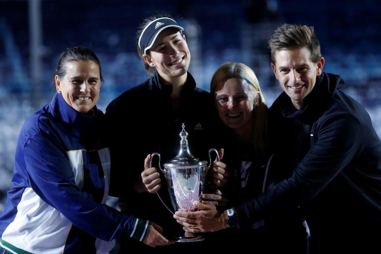La española Garbiñe Muguruza celebra al ganar el torneo de la Akron WTA Finals con su entrenadora, Conchita Martínez