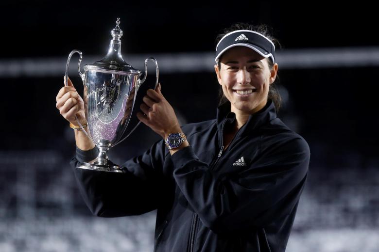 La española Garbiñe Muguruza posa con el trofeo de campeona del torneo de la Akron WTA Finals