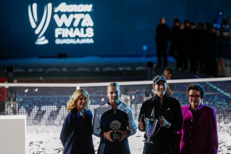 La española Garbiñe Muguruza (2-d) y la estonia Anett Kontaveit (2-i) posan acompañadas por las extenistas Cris Evert Lloyd (i) y Billie Jean King, en la entrega de premios del torneo de la Akron WTA Finals en Guadalajara (México)
