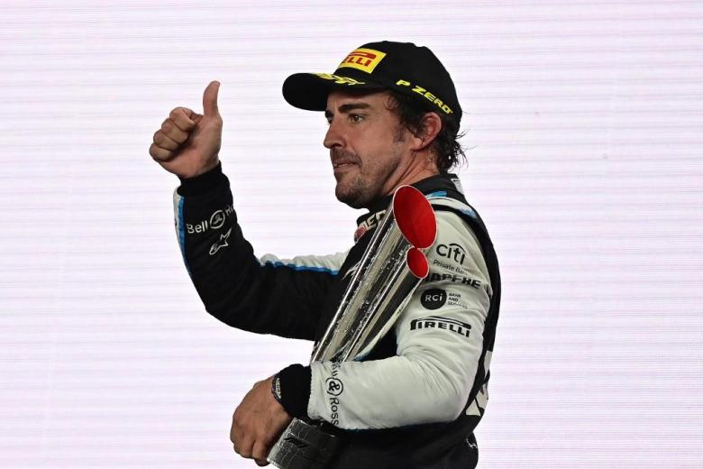 El piloto español Fernando Alonso con el trofeo del tercer puesto del GP de Qatar