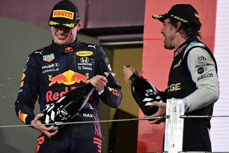 Max Verstappen muestra su alegría con el español Fernando Alonso en el podio de Qatar