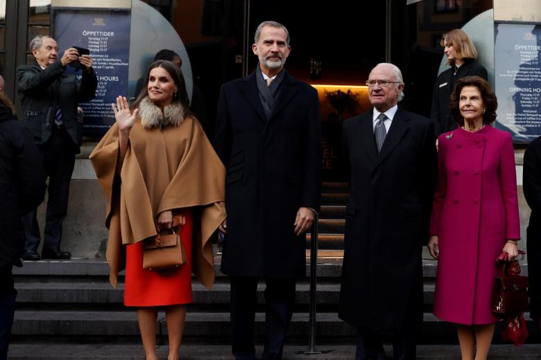 Los Reyes Letizia y Felipe VI visitan junto a los monarcas suecos, Carlos Gustavo y Silvia, el Museo Nobel en Estocolmo