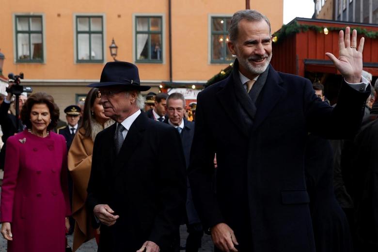 El Rey de España saluda sonriente a la gente congregada frente al Museo Nobel de Estocolmo