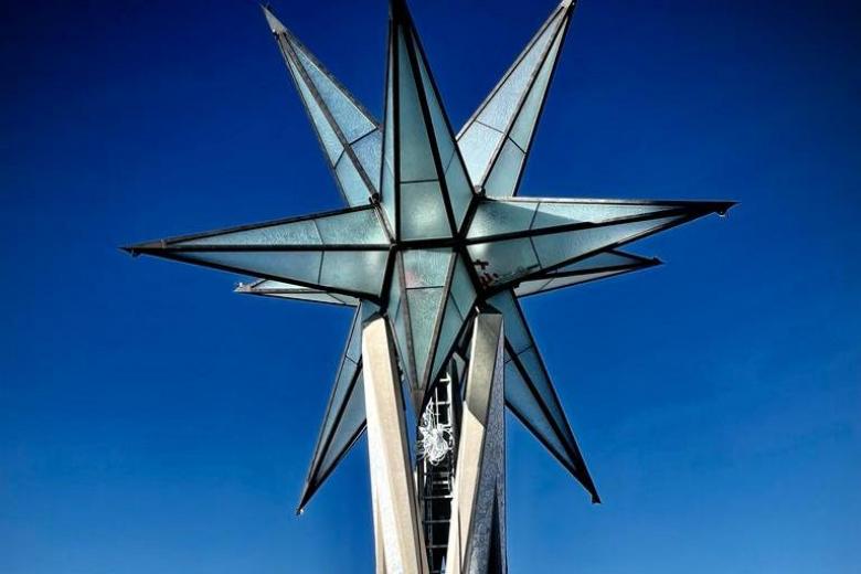 La estrella luminosa de la Sagrada Familia de Barcelona ya colocada sobre la torre de la Virgen María