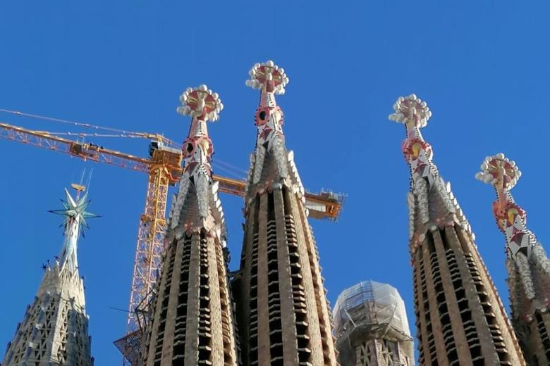 Las torres de la Sagrada Familia con la estrella luminosa instalada sobre la de la Virgen María