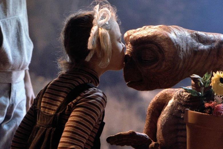 E.T el Extraterrestre: 2.511 millones
E. T. el Extraterrestre consiguió en la taquilla 792 millones de dólares en todo el mundo. Si se hubiese estrenado recientemente y no en 1982, la película de Steven Spielberg habría logrado 2.511 millones de dólares de recaudación en las salas de cine.