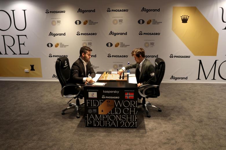 Ian Nepomniachtchi y Magnus Carlsen en la apertura de la undécima partida del campeonato