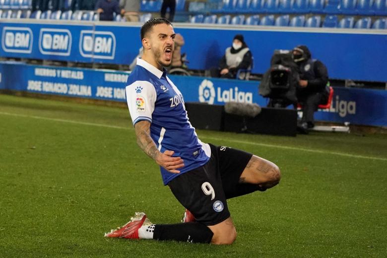 El delantero del Alavés Jose Luis Mato "Joselu", celebra su gol ante el Getafe, durante el partido de la 17 jornada de LaLiga