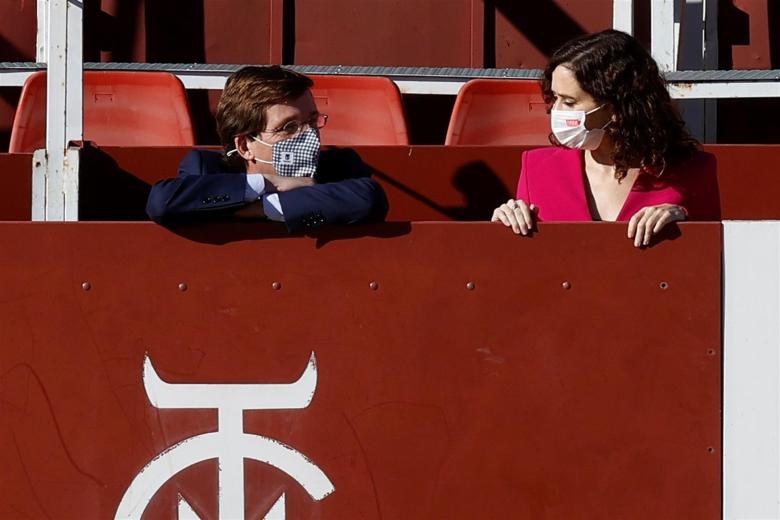 La presidenta de la Comunidad de Madrid, Isabel Díaz Ayuso, y el alcalde de Madrid, José Luis Martínez-Almeida, visitan la Escuela de Tauromaquia José Cubero Yiyo