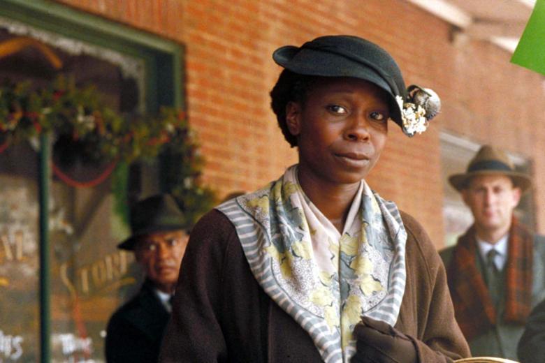 El color púrpura (1985)
Un drama tan desgarrador como El color púrpura parece quizá más lejano en el tiempo que otras películas anteriores de Steven Spielberg, que no tuvo ni pizca de suerte en los Oscar con el filme protagonizado por Whoopi Goldberg, Oprah Winfrey y Danny Glover: la cinta recibió 11 nominaciones a los Oscar y no ganó ninguno.