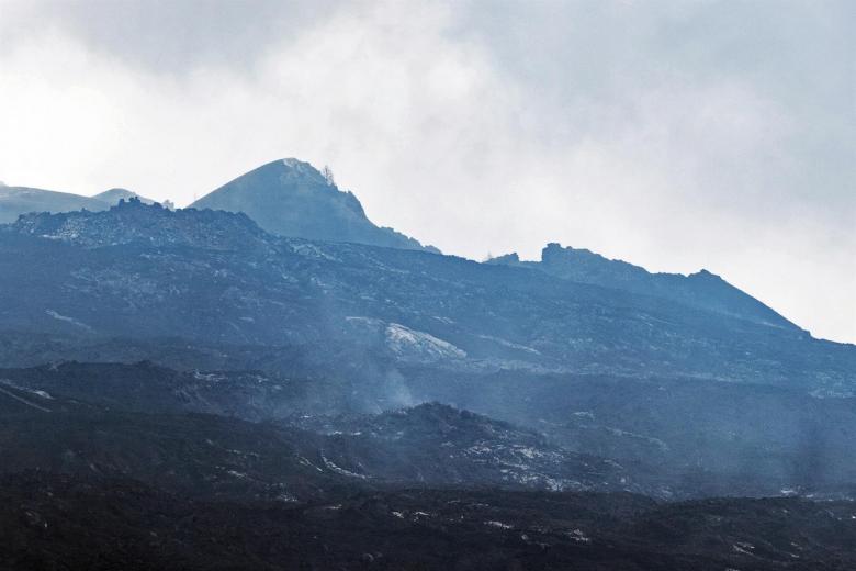 Vista de la colada del volcán este viernes desde el mirador de Tajuya