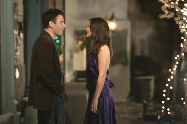 Cómo conocí a vuestra madre
Ted (Josh Radnor) alquilaba una limusina para celebrar con sus amigos la noche de fin de año en el episodio 11 de la primera temporada de Cómo conocí a vuestra madre. La música corría a cargo de Barney (Neil Patrick Harris), que compartía las canciones de su CD para levantar continuamente el ánimo en una noche loca en la que iban de fiesta en fiesta, Ted veía (más bien, creía ver) al cantante Moby y un atasco provoca que el cambio de año les pille en la limusina. Por suerte para Ted, una noche tan rara terminaba para él con un beso de Robin (Cobie Smulders) al que seguía un simbólico plano de un semáforo cambiando de rojo a verde.