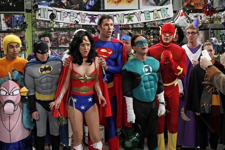 The Big Bang Theory
Los protagonistas de la serie The Big Bang Theory se preparaban para el cambio de año disfrazados de superhéroes de la Liga de la Justicia en el episodio 11 de la temporada 4. Sheldon se disfraza de Flash; Leonard, de Linterna Verde; Howard, de Batman; Raj, de Aquaman; Penny, de Wonder Woman y su ex novio Zack, de Superman.