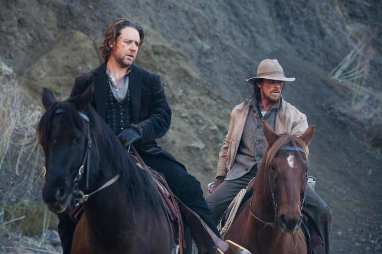 El tren de las 3:10 (Amazon Prime Video, Movistar+)
James Mangold dirigió en 2007 a Russell Crowe y Christian Bale en El tren de las 3:10, el western que versionaba la película de 1957 de Delmer Daves con Glenn Ford y Van Heflin como protagonistas. En la versión moderna, Christian Bale es Dan Evans, el ranchero con problemas de dinero que colabora en el traslado del forajido Ben Wade (Russell Crowe) hasta el pueblo donde, a las 3:10 de la tarde, deben coger el tren para llegar a la prisión de Yuma. El tren de las 3:10 es un ejemplo de que no siempre los remakes tienen que ser, necesariamente,  peores que las películas originales en las que se inspiran.