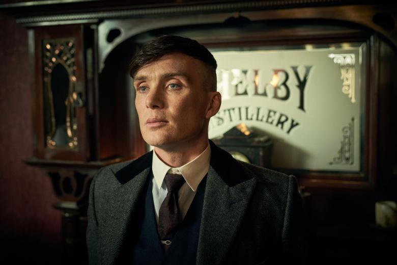 Peaky Blinders (Netflix)
El adiós de Peaky Blinders será más dulce que el de otras series que llegan a su final en 2022. Cuando termine su sexta temporada, los numerosos seguidores de Peaky Blinders aún tendrán una bala más: el cierre definitivo de la historia de Tom Shelby (Cillian Murphy) y su banda lo veremos más adelante en el cine con la película de Peaky Blinders que comenzará a rodarse en 2023.