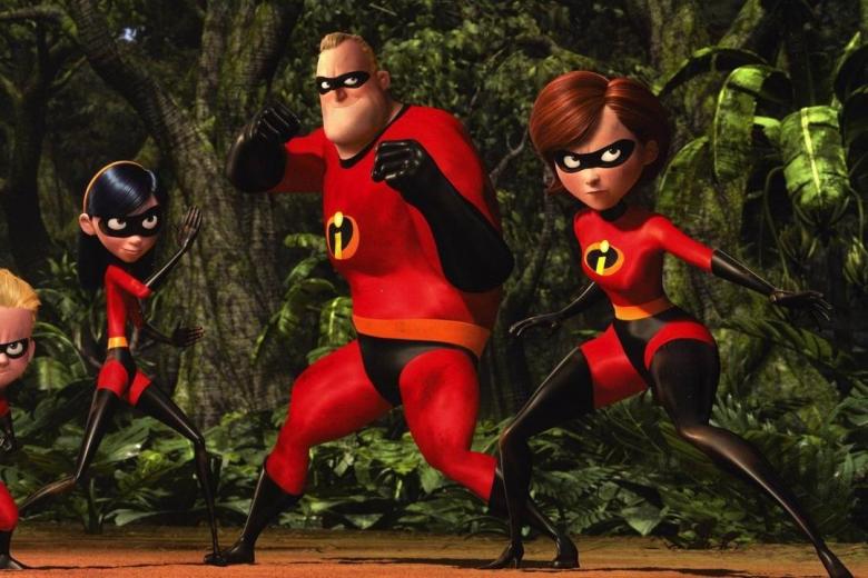 Los Increíbles (Disney+)
Fuera máscaras: Los Increíbles es una de las mejores películas de animación de la historia. Brad Bird dirigió y escribió la historia de una familia de superhéroes que ahora, después de luchar contra los villanos durante mucho tiempo, llevan una vida normal. Bob, el padre, trabaja en una compañía de seguros y, aunque ya no está en buena forma, está como loco por recuperar su vida anterior. Así que, cuando surge la oportunidad, no duda en enfundarse el traje de superhéroe… como buenamente puede por culpa de los michelines. Helen, su mujer, y los niños se apuntan a una misión recompensada con dos Oscar (mejor película de animación y montaje de sonido) y dos nominaciones más (mejor guion y mezcla de sonido).