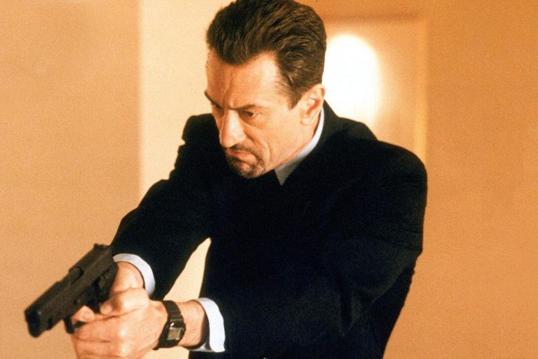 Heat (Netflix)
Las tres horas de tiempo libre que debemos sacar para ver Magnolia son prácticamente las mismas que necesitamos para disfrutar de Robert De Niro y Al Pacino en Heat, una de esas películas privilegiadas que aguanta el paso del tiempo e incluso mejora con los años. En este filme de 1995 dirigido con mano maestra por Michael Mann, Robert De Niro es el ratón (un peligroso ladrón) y Al Pacino el gato que intenta cazarlo. Si es posible, en vez de tres horas, casi mejor buscamos seis este fin de semana…