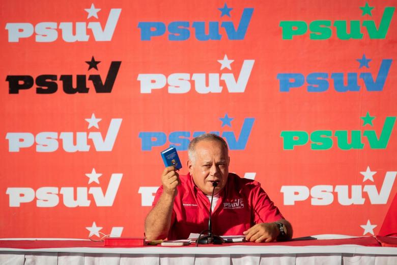 El líder chavista Diosdado Cabello habla hoy durante una rueda de prensa en Caracas (Venezuela). El oficialista Partido Socialista Unido de Venezuela (PSUV) condenó este lunes "cualquier" acto de corrupción, narcotráfico o delincuencia entre los miembros de sus filas y anunció la expulsión de los funcionarios chavistas detenidos en días recientes por tráfico de drogas y contrabando de combustible, informó el primer vicepresidente de la organización, Diosdado Cabello