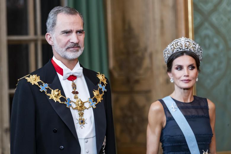 Queen Letizia and  King Felipe of Spain attend a State Banquet in Stockholm, Sweden, 24 November 2021. The Spanish Royals are on a two-day state visit to Sweden.
En la foto toison de oro