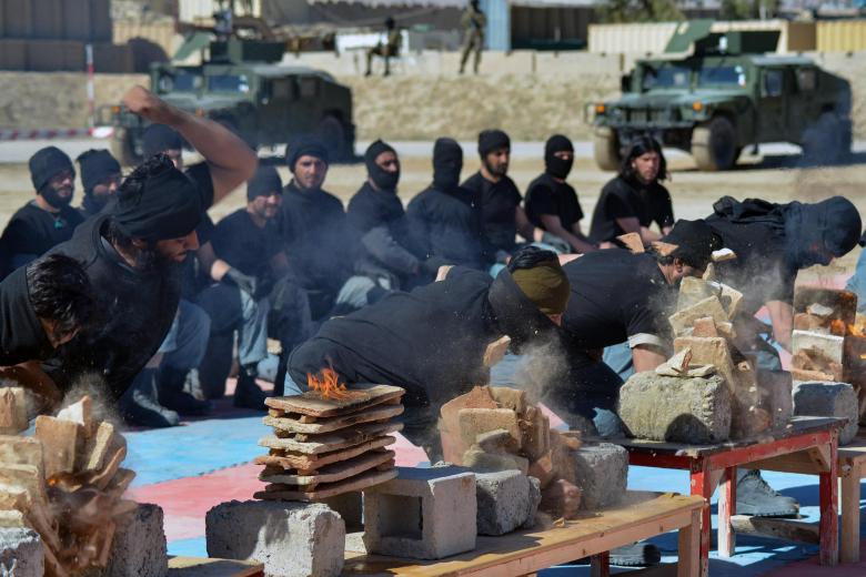 Combatientes talibanes recién reclutados muestran sus habilidades durante una ceremonia de graduación en el centro de formación de la Policía Nacional Abu Dujana en Kandahar