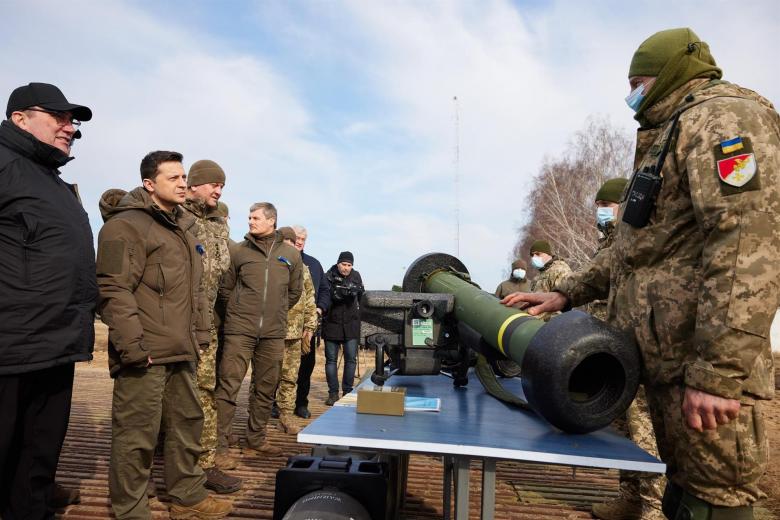 Una foto proporcionada por el servicio de prensa presidencial muestra una vista general de los ejercicios tácticos en un campo de tiro cerca de Rivne, Ucrania.