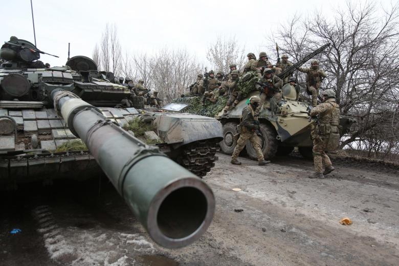 Soldados ucranianos se dirigen al frente en la región de Lugansk