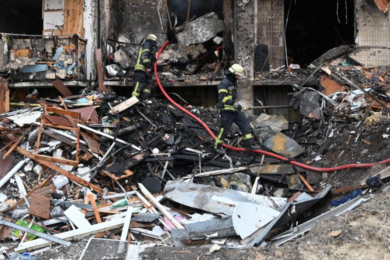 Destrozos en un bloque de pisos en Kiev