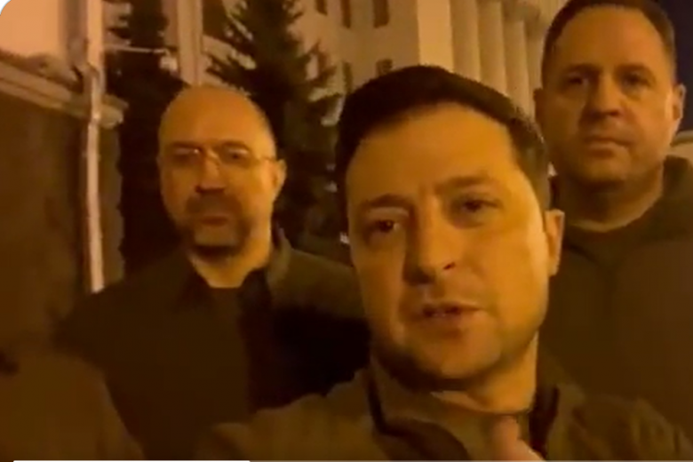 Volodimir Zelenski con sus ministros en las calles de Kiev