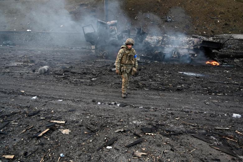 Un soldado ucraniano supervisa una zona bombardeada por militares rusos en Kiev.