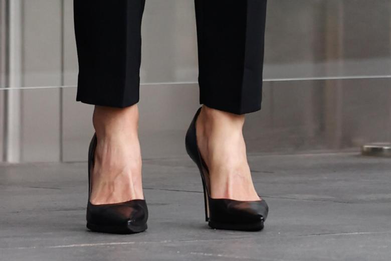 Imagen de los zapatos utilizados hoy por la Reina Letizia en un acto organizado por la Fundación Mutua Madrileña