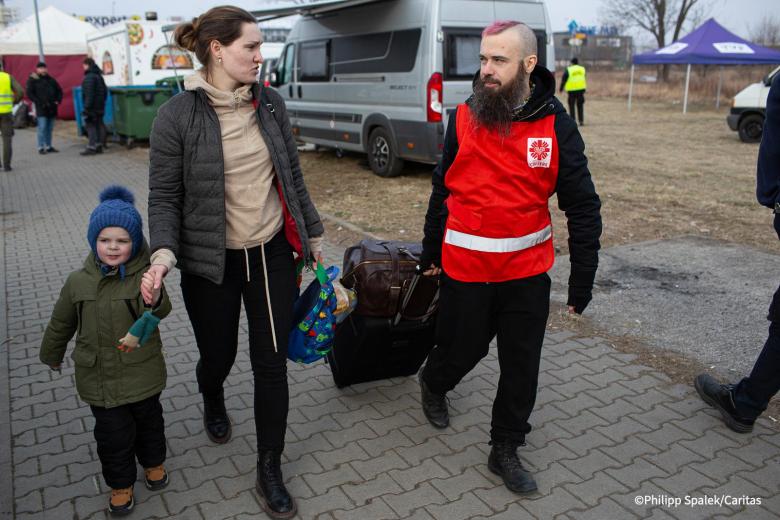 Una madre con su hijo, recién llegados a uno de los puestos fronterizos en Polonia