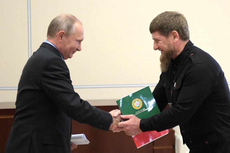 Ramzan Kadirov, líder de Chechenia, estrecha la mano de Vladimir Putin, presidente de Rusia