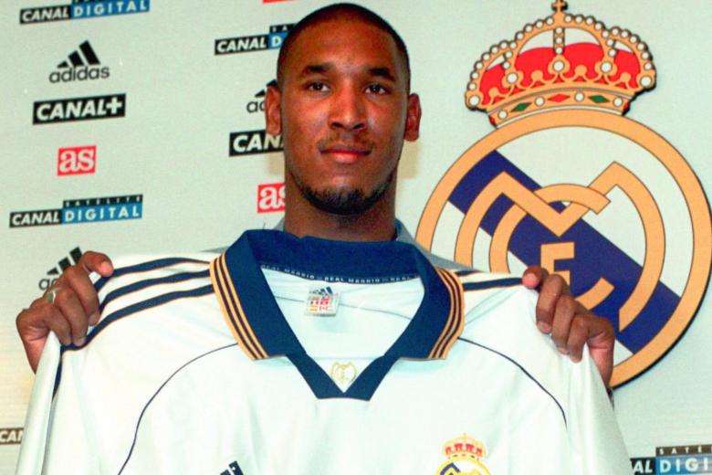 Nicolás Anelka el día de su presentación con el Real Madrid el 5 de agosto de 1999